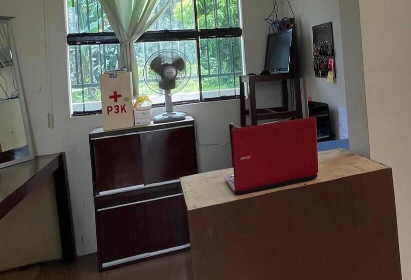 فندق Oyo 93178 Homestay Pakmuklis Syariah