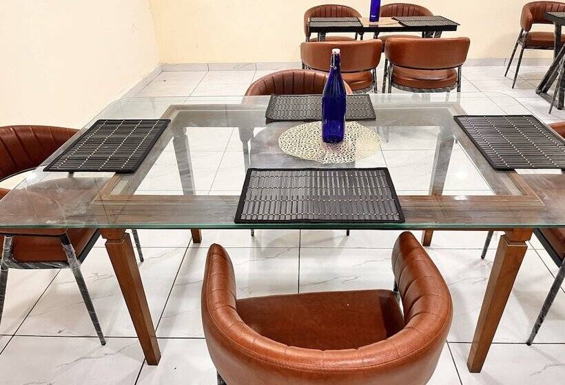 בית מלון כפרי Oyster Pearl Near Medanta Hospital Sec39