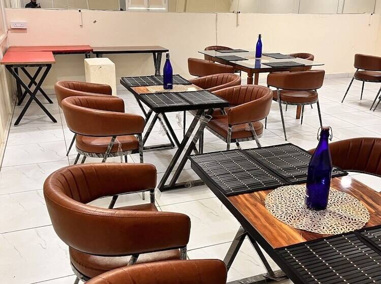 בית מלון כפרי Oyster Pearl Near Medanta Hospital Sec39