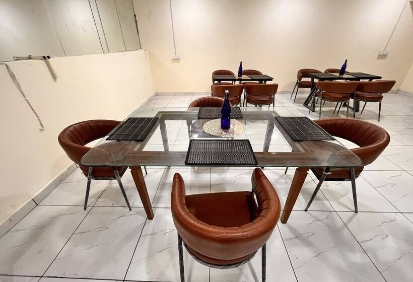 בית מלון כפרי Oyster Pearl Near Medanta Hospital Sec39