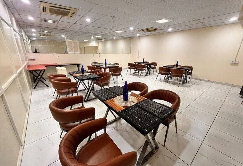 בית מלון כפרי Oyster Pearl Near Medanta Hospital Sec39