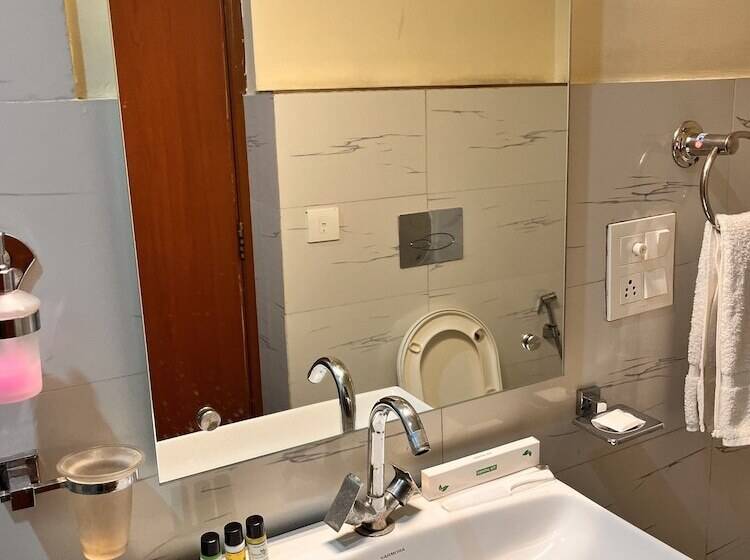 בית מלון כפרי Oyster Pearl Near Medanta Hospital Sec39