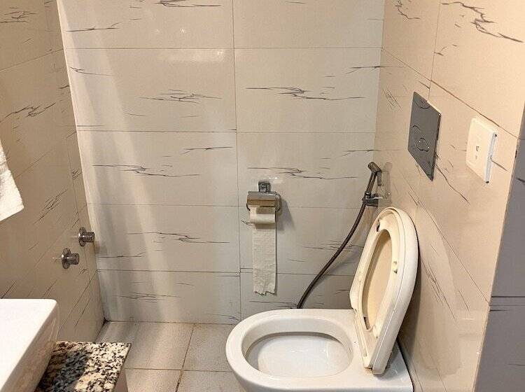 בית מלון כפרי Oyster Pearl Near Medanta Hospital Sec39