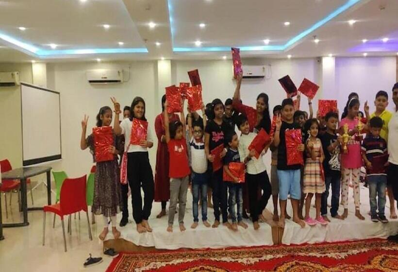 호텔 S G International Danapur