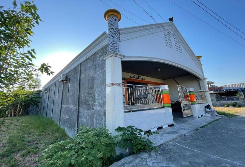 Szálloda Spot On 93149 Karman S Sari 1 Homestay Syariah