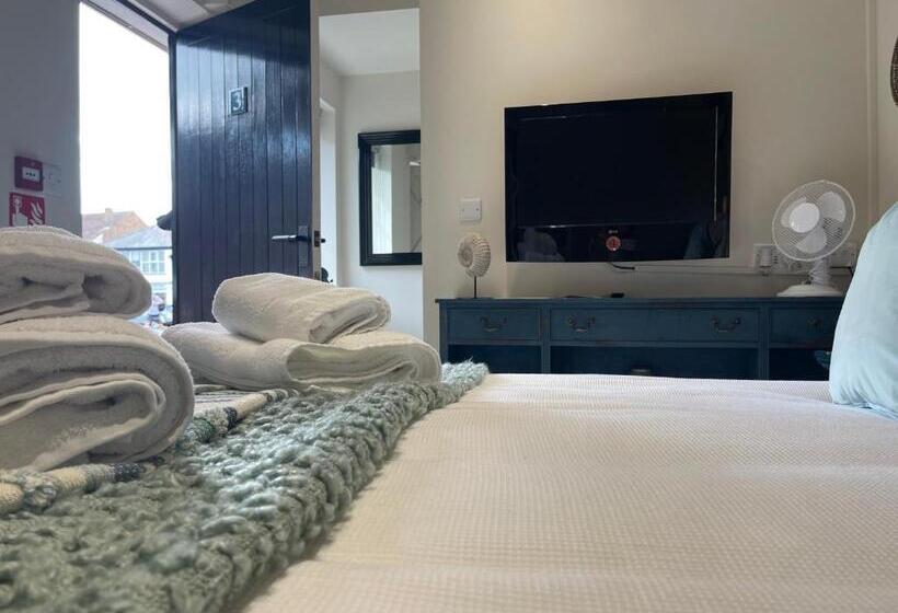 فندق على الطريق The Courtyard Rooms