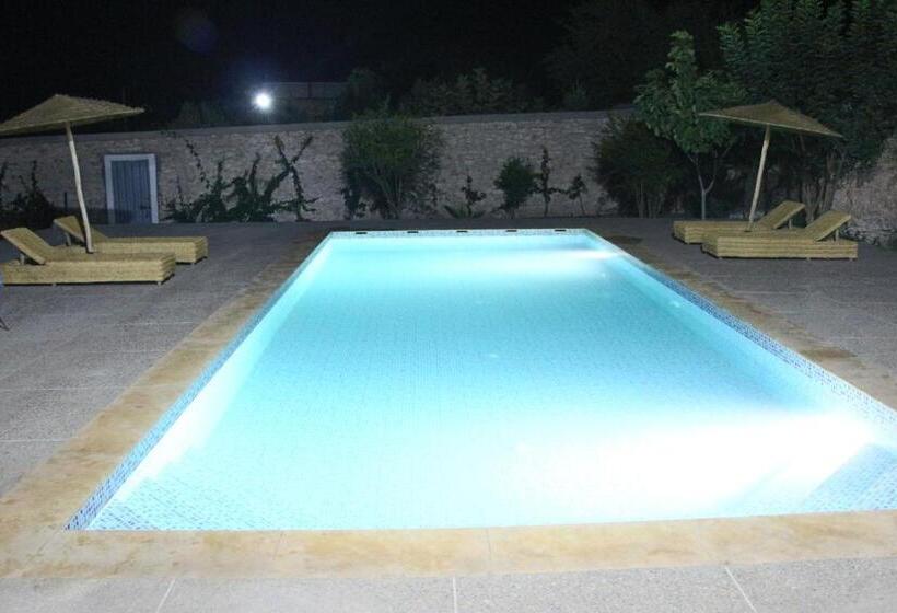 تختخواب و صبحانه Les Jardins Fleuris