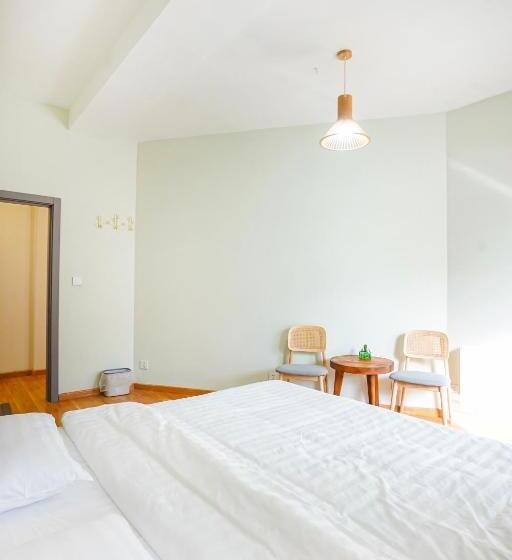 تختخواب و صبحانه White Hostel Mongolia