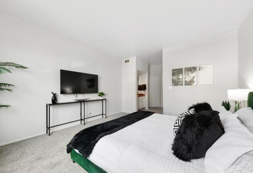 Beverly Hills Glamour Oasis 2 Br Apt With Parking 304