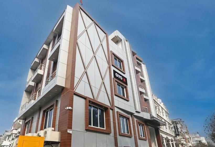 ホテル Aastha Shree Dham