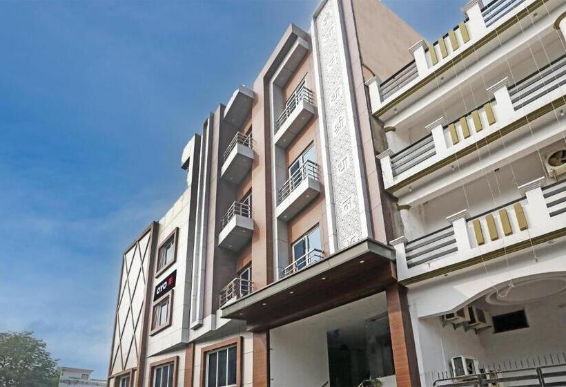 ホテル Aastha Shree Dham