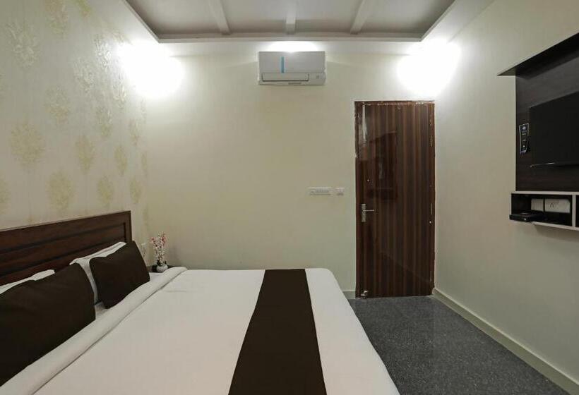 ホテル Aastha Shree Dham