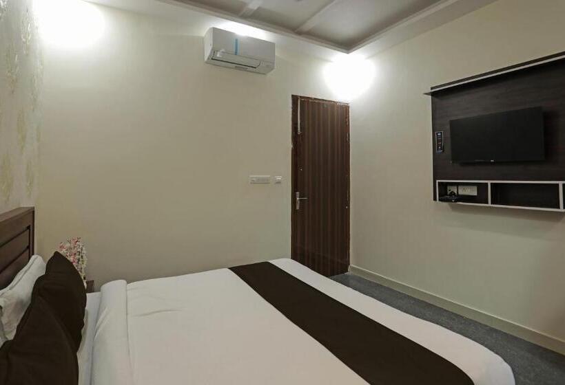 ホテル Aastha Shree Dham