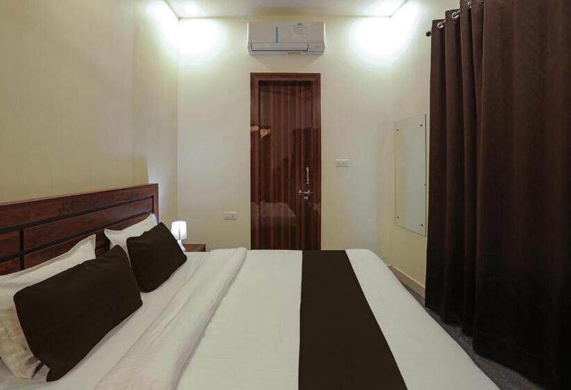 ホテル Aastha Shree Dham