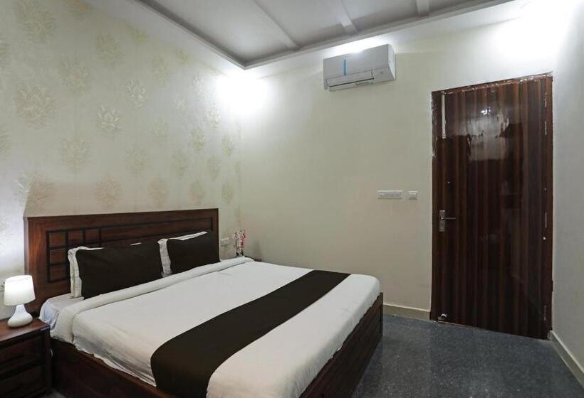 ホテル Aastha Shree Dham