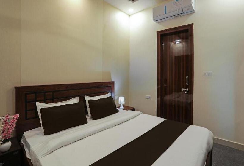 ホテル Aastha Shree Dham