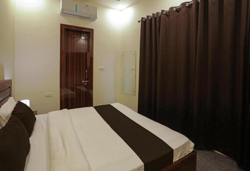 ホテル Aastha Shree Dham