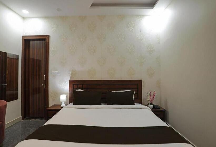 ホテル Aastha Shree Dham