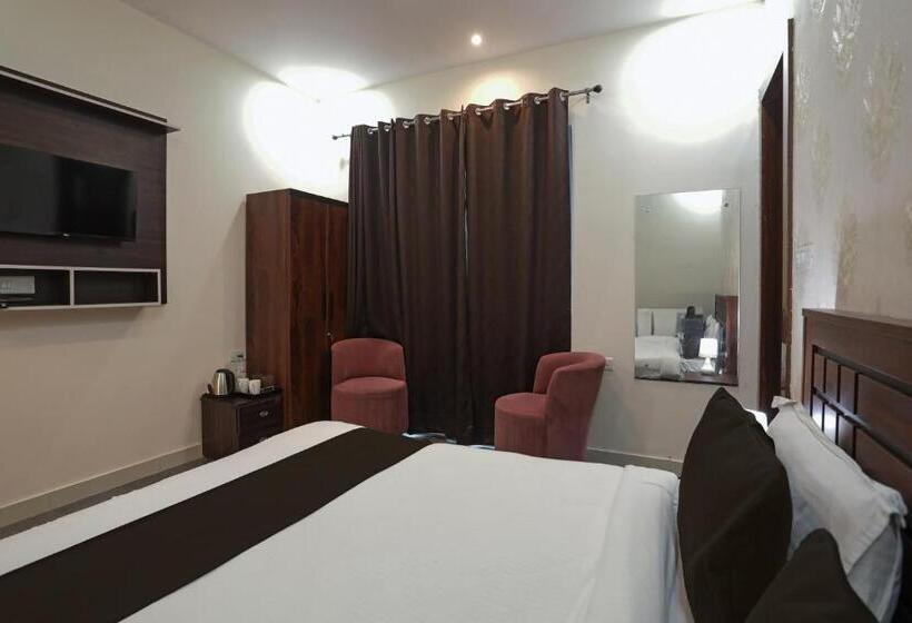 ホテル Aastha Shree Dham