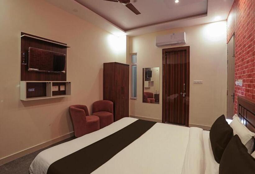 ホテル Aastha Shree Dham