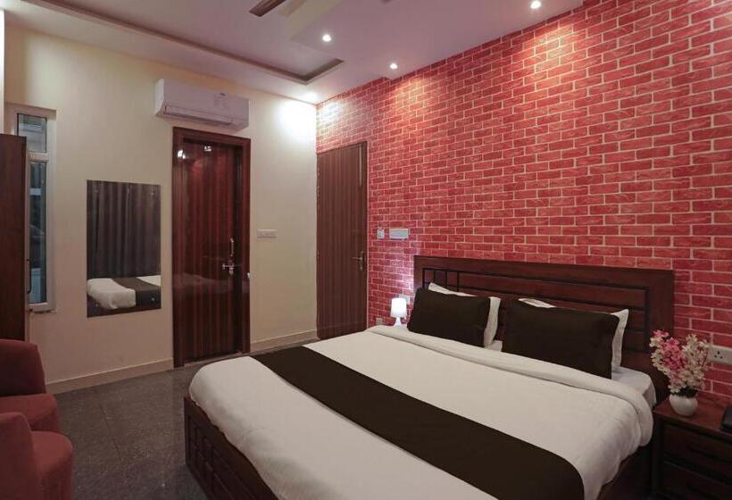 ホテル Aastha Shree Dham