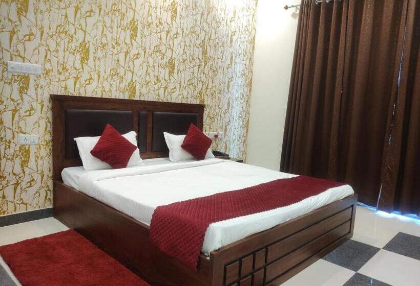 ホテル Aastha Shree Dham