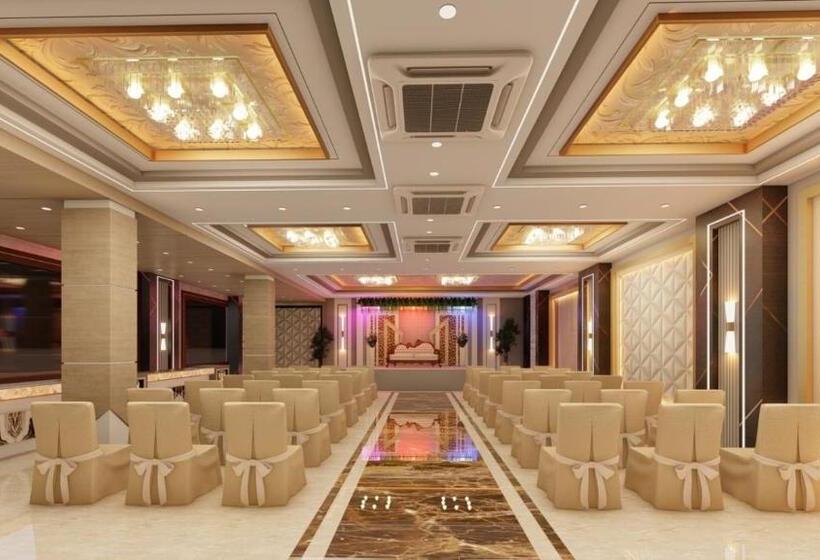 ホテル Aastha Shree Dham