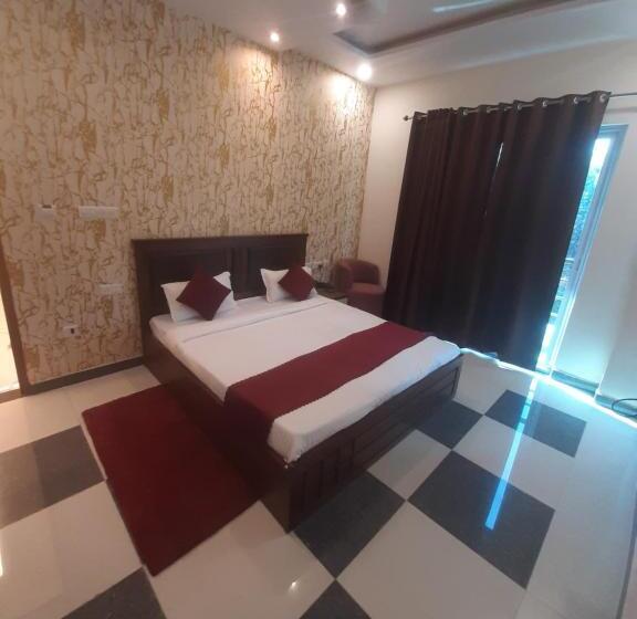 ホテル Aastha Shree Dham