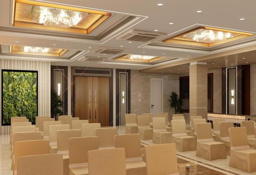 ホテル Aastha Shree Dham