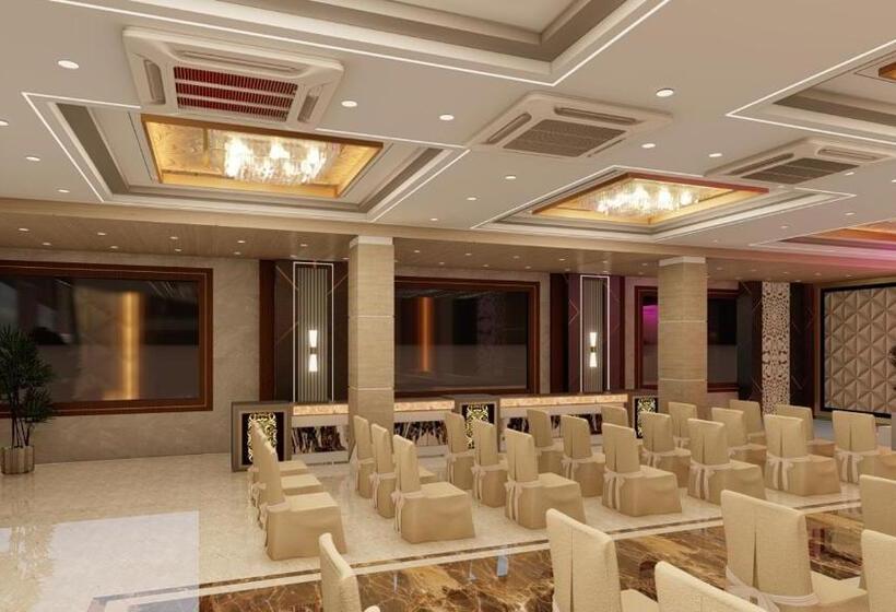 ホテル Aastha Shree Dham