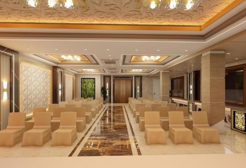 ホテル Aastha Shree Dham