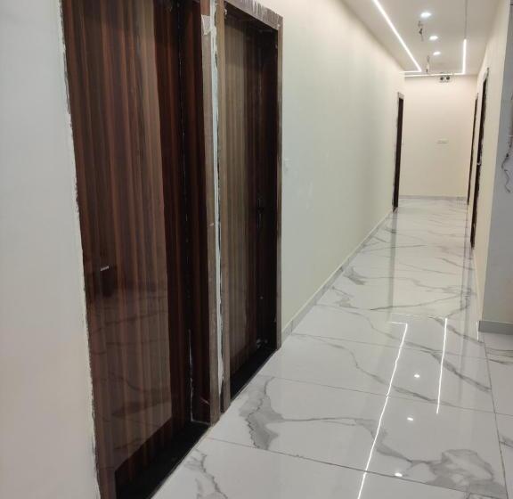 ホテル Aastha Shree Dham