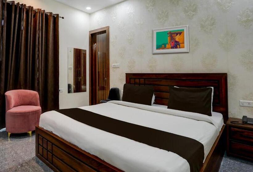 ホテル Aastha Shree Dham