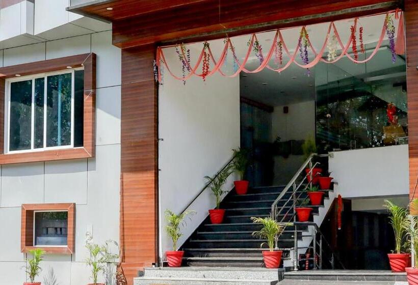 ホテル Aastha Shree Dham