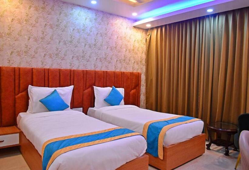 Отель Anticlock Suites & Resorts