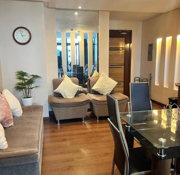 هتل Appleone Ayala Condo With Balcony
