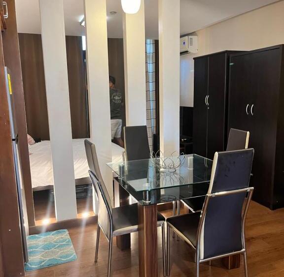 هتل Appleone Ayala Condo With Balcony