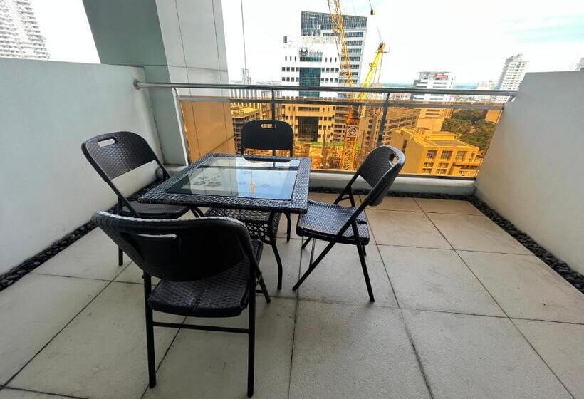 هتل Appleone Ayala Condo With Balcony