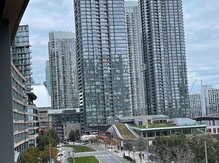 هتل 151 Dan Leckie Way