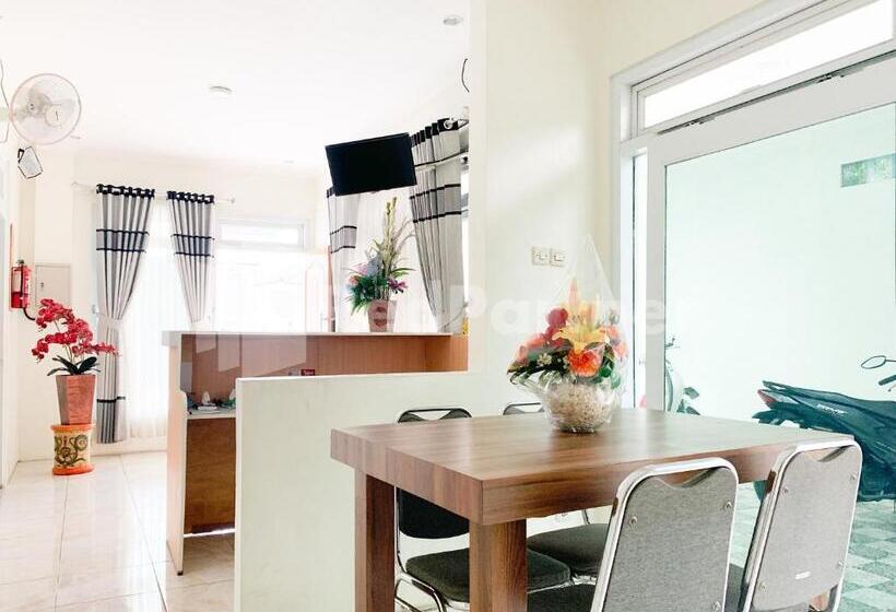 Отель Oma Uti Syariah Mitra Reddoorz Near Stasiun Lempuyangan