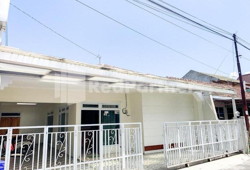 Отель Oma Uti Syariah Mitra Reddoorz Near Stasiun Lempuyangan