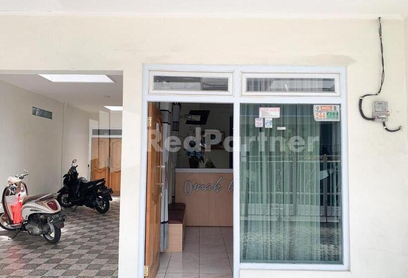 Отель Oma Uti Syariah Mitra Reddoorz Near Stasiun Lempuyangan