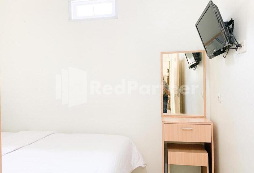 Отель Oma Uti Syariah Mitra Reddoorz Near Stasiun Lempuyangan