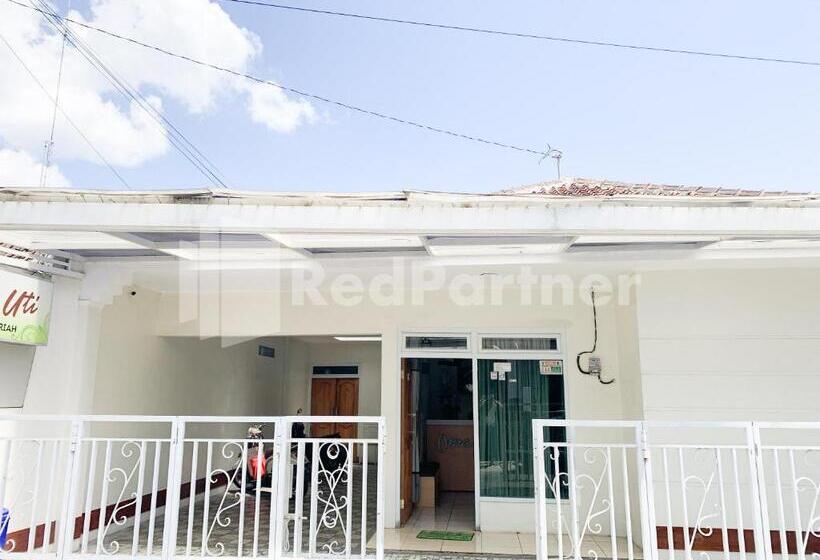 Отель Oma Uti Syariah Mitra Reddoorz Near Stasiun Lempuyangan