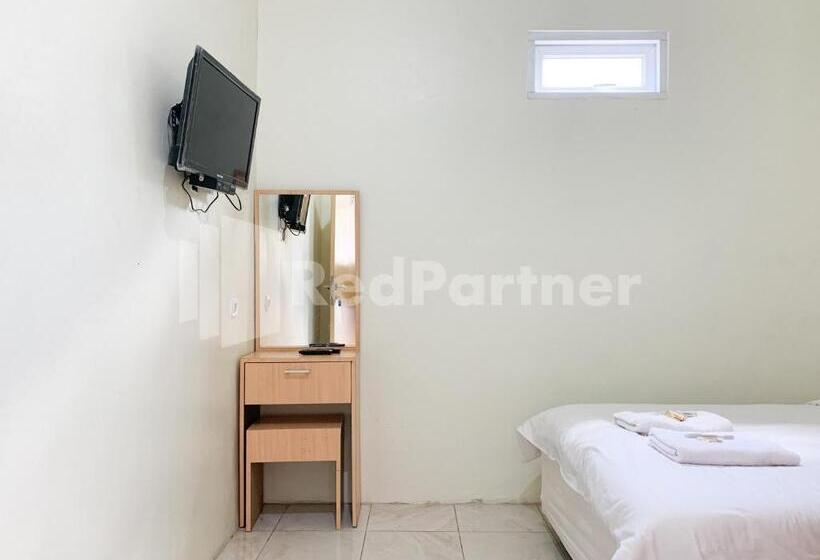 Отель Oma Uti Syariah Mitra Reddoorz Near Stasiun Lempuyangan