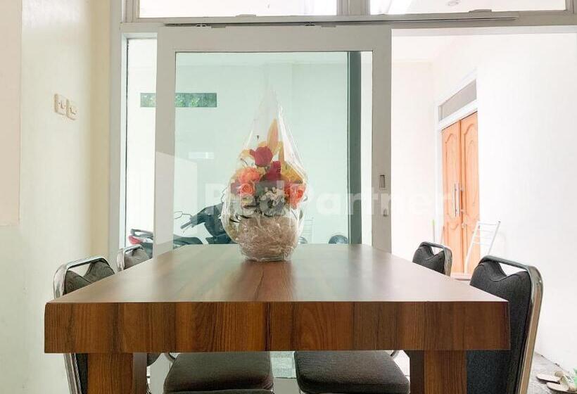 Отель Oma Uti Syariah Mitra Reddoorz Near Stasiun Lempuyangan