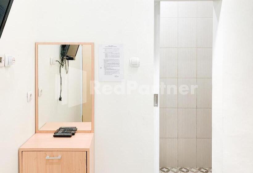 Отель Oma Uti Syariah Mitra Reddoorz Near Stasiun Lempuyangan