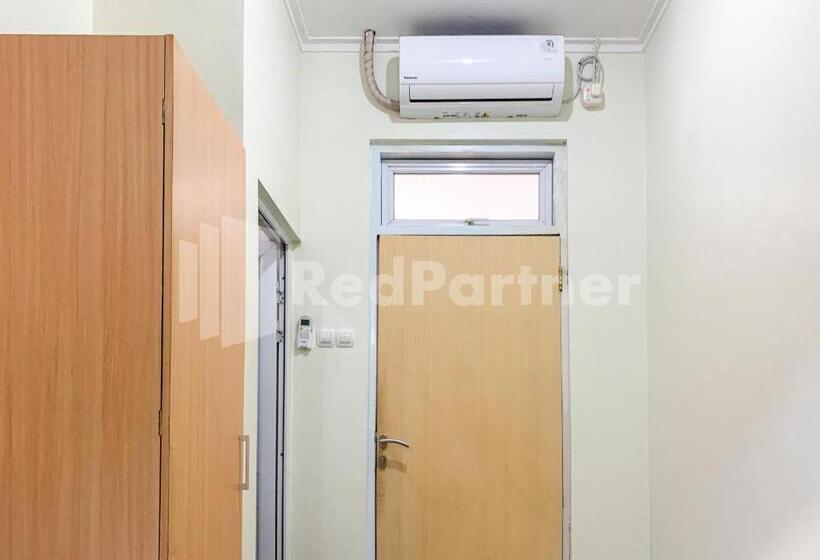 Отель Oma Uti Syariah Mitra Reddoorz Near Stasiun Lempuyangan