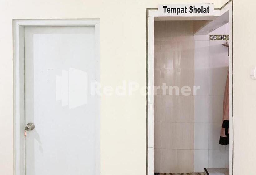 Отель Oma Uti Syariah Mitra Reddoorz Near Stasiun Lempuyangan
