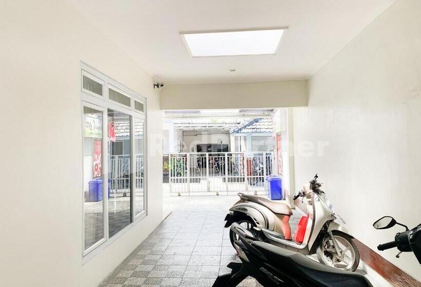 Отель Oma Uti Syariah Mitra Reddoorz Near Stasiun Lempuyangan
